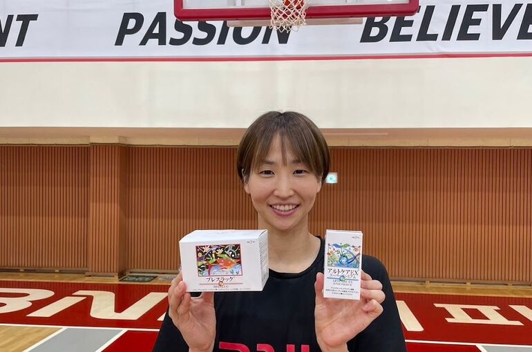 ブレスラックとアルトケアEXスーパープレミアムを持つ飯島選手